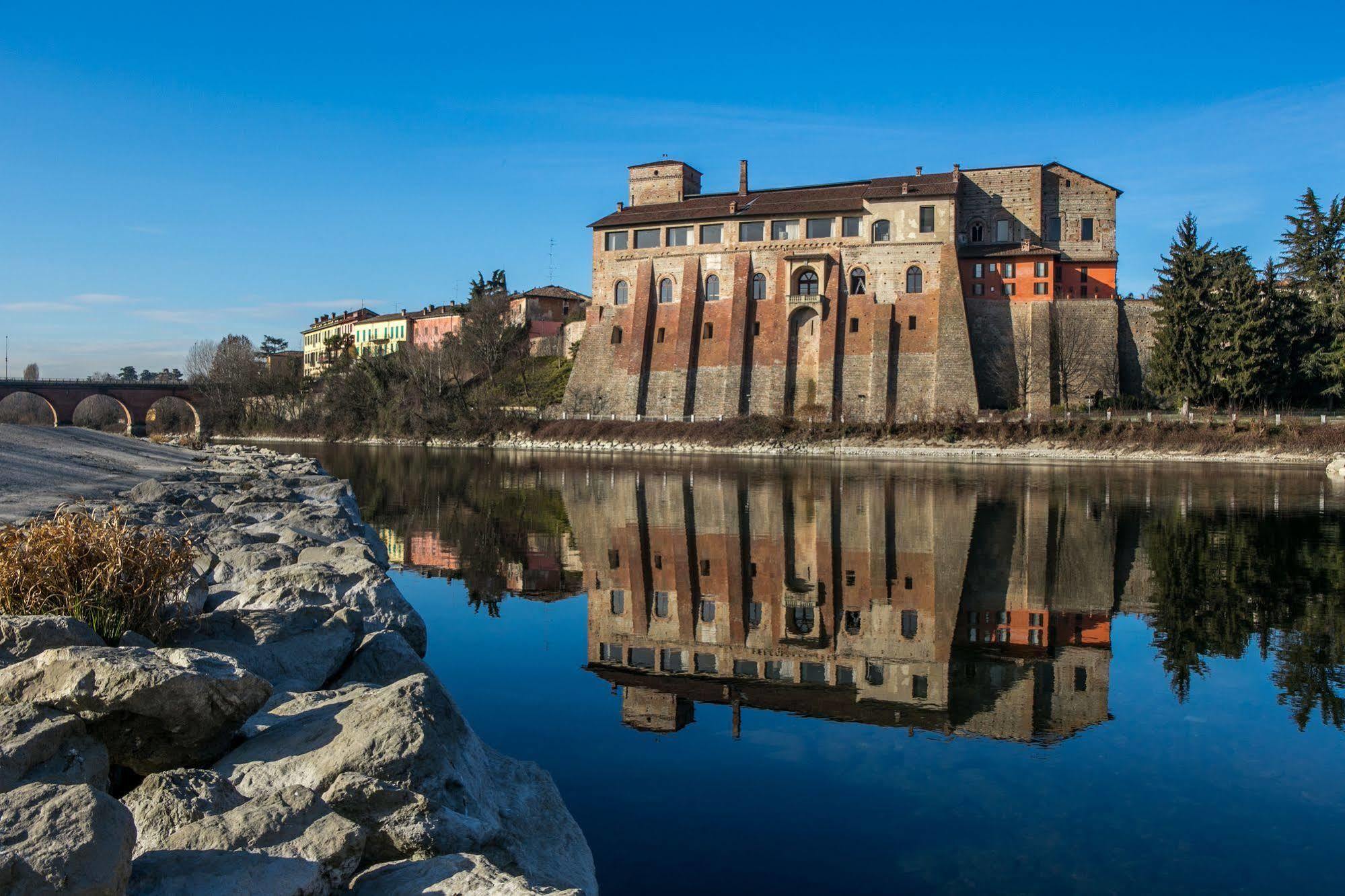 Castello Visconteo Hotel Cassano dʼAdda Exterior foto